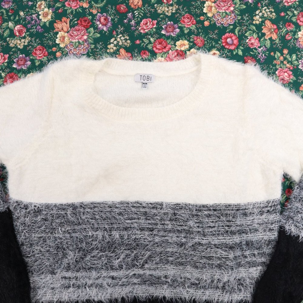 TOBI Fuzzy Sweater  	White/Gray/Black	Size	M - Picture 2 of 7